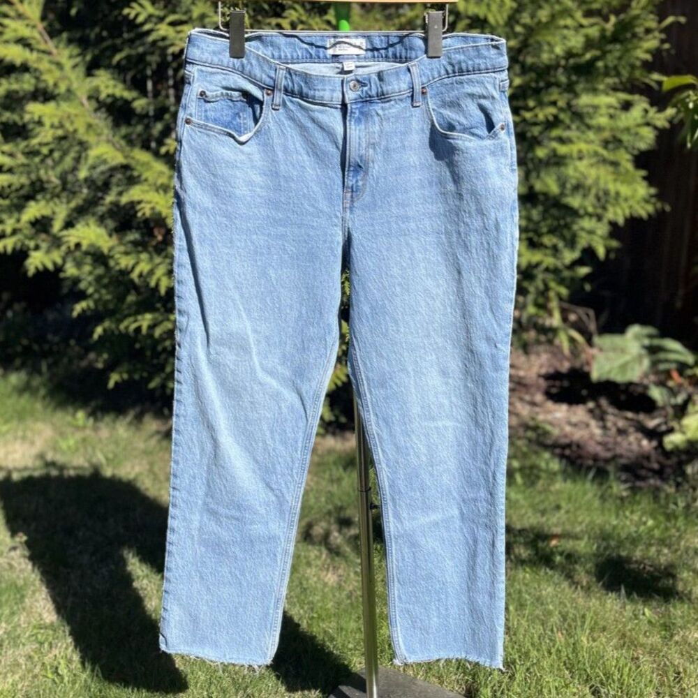 Abercrombie & Fitch Curve Love The '90s Straight Mid Rise Jeans Light Wash 33"